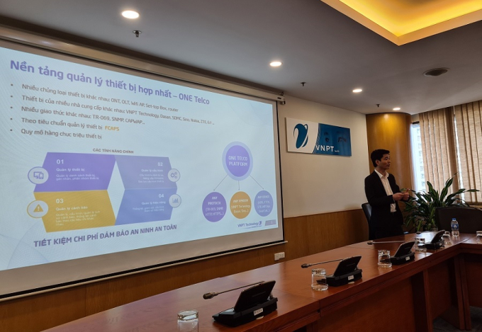 Nhóm tác giả One Telco trình bày về giải pháp trước Hội đồng chấm giải Nhân tài Đất Việt lần thứ 16