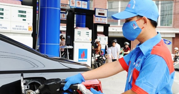 Giá xăng trong nước tăng gần 700 đồng/lít