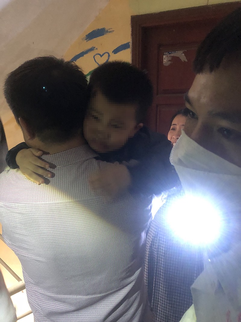 Ch&aacute;u b&eacute; được giải cứu an to&agrave;n.