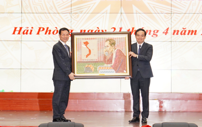 Bộ trưởng Bộ Th&ocirc;ng tin v&agrave; Truyền th&ocirc;ng Nguyễn Mạnh H&ugrave;ng trao qu&agrave; lưu niệm tặng TP Hải Ph&ograve;ng.