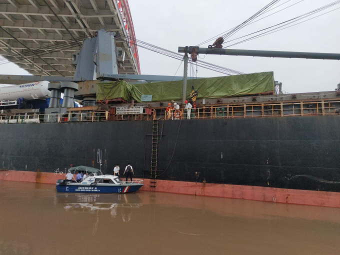 Lực lượng chức năng đưa c&aacute;c thuyền vi&ecirc;n v&agrave;o bờ.