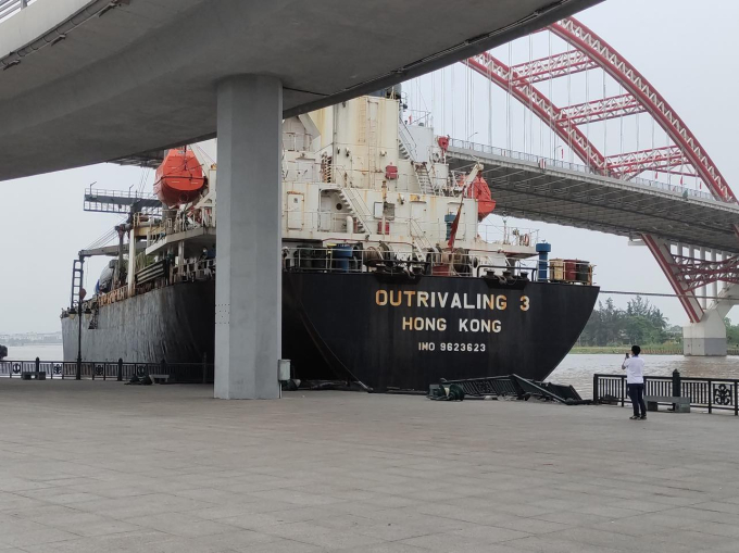 Vụ tai nạn g&acirc;y hư hỏng một số hạng mục của khu&ocirc;n vi&ecirc;n cầu Ho&agrave;ng Văn Thụ.