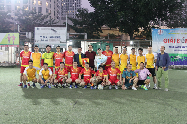 FC Phóng viên Thời sự trong một lần giao đấu với FC Đội 2 CSGT Hà Nội.