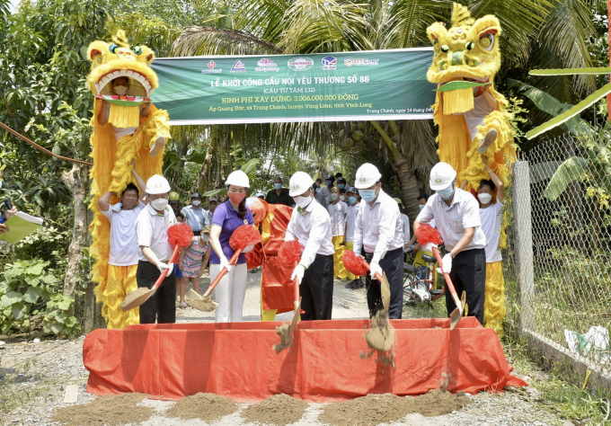 Đại diện l&atilde;nh đạo x&atilde; v&agrave; l&atilde;nh đạo c&aacute;c đơn vị t&agrave;i trợ thực hiện nghi thức khởi c&ocirc;ng.