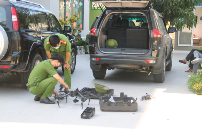 Cơ quan Công an sử dụng thiết bị bay không người lái tiến hành kiểm tra thực địa dựa án (ảnh Đoàn Sĩ).