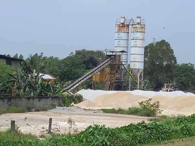 Trạm trộn xả nước thải và cặn bã bê tông thẳng xuống kênh tưới tiêu Bá Liễu – Trại Vực.