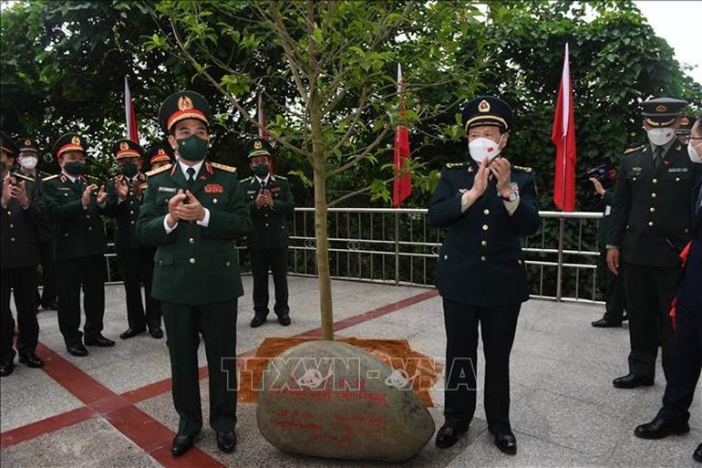 Bộ trưởng Quốc phòng Phan Văn Giang và Bộ trưởng Quốc phòng Trung Quốc Ngụy Phượng Hòa trồng cây hữu nghị tại Cửa khẩu quốc tế Thủy Khẩu.