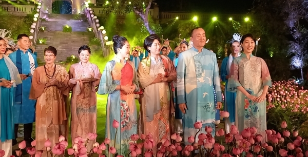 Độc đáo tà Áo dài nơi non thiêng Yên Tử