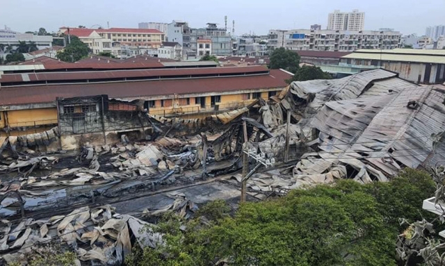 Cháy kho hàng gần ký túc xá, sinh viên phải sơ tán