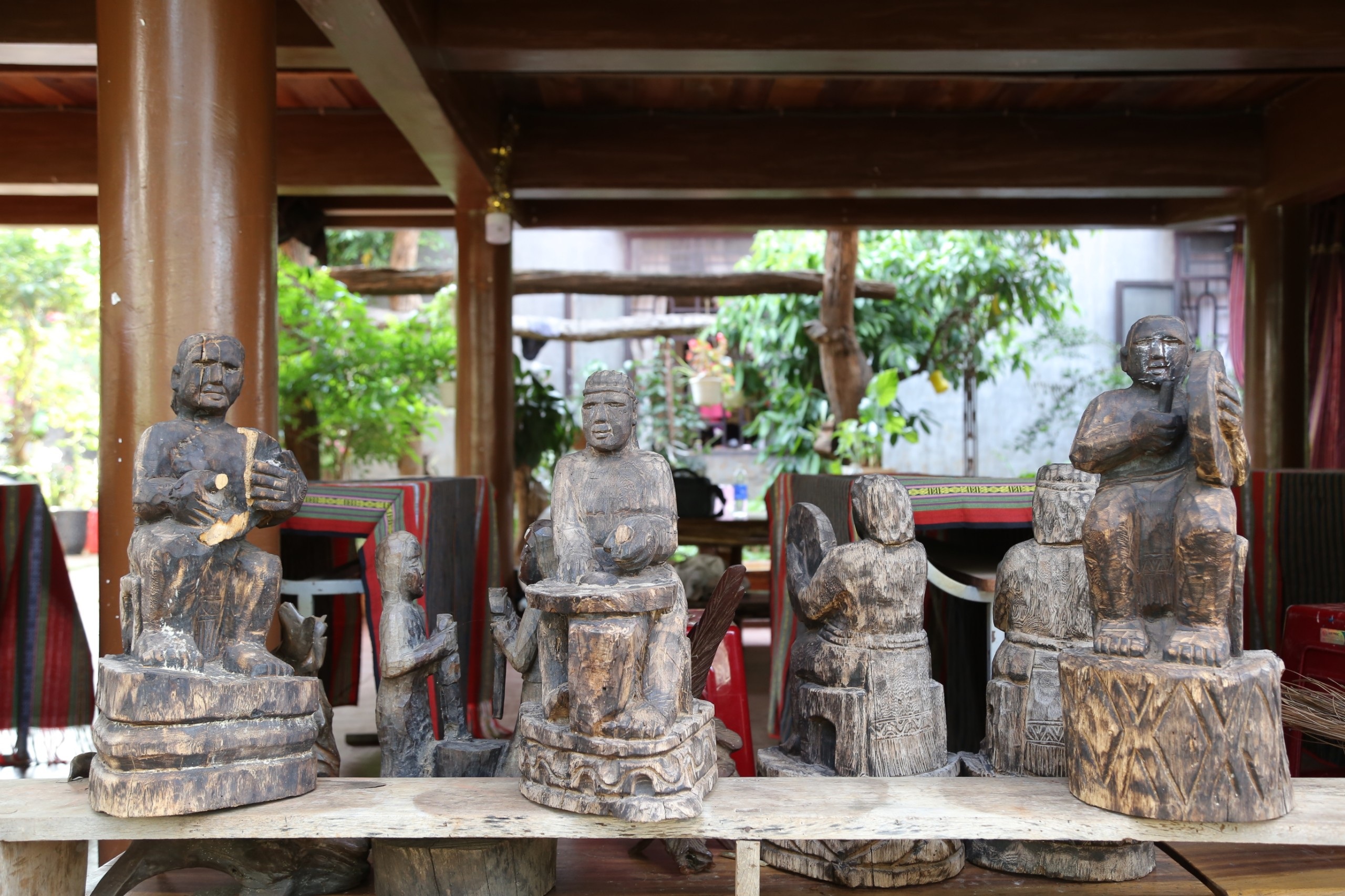 Những tác phẩm được Y Ser trưng bày tại nhà (Ảnh: Văn Trực).