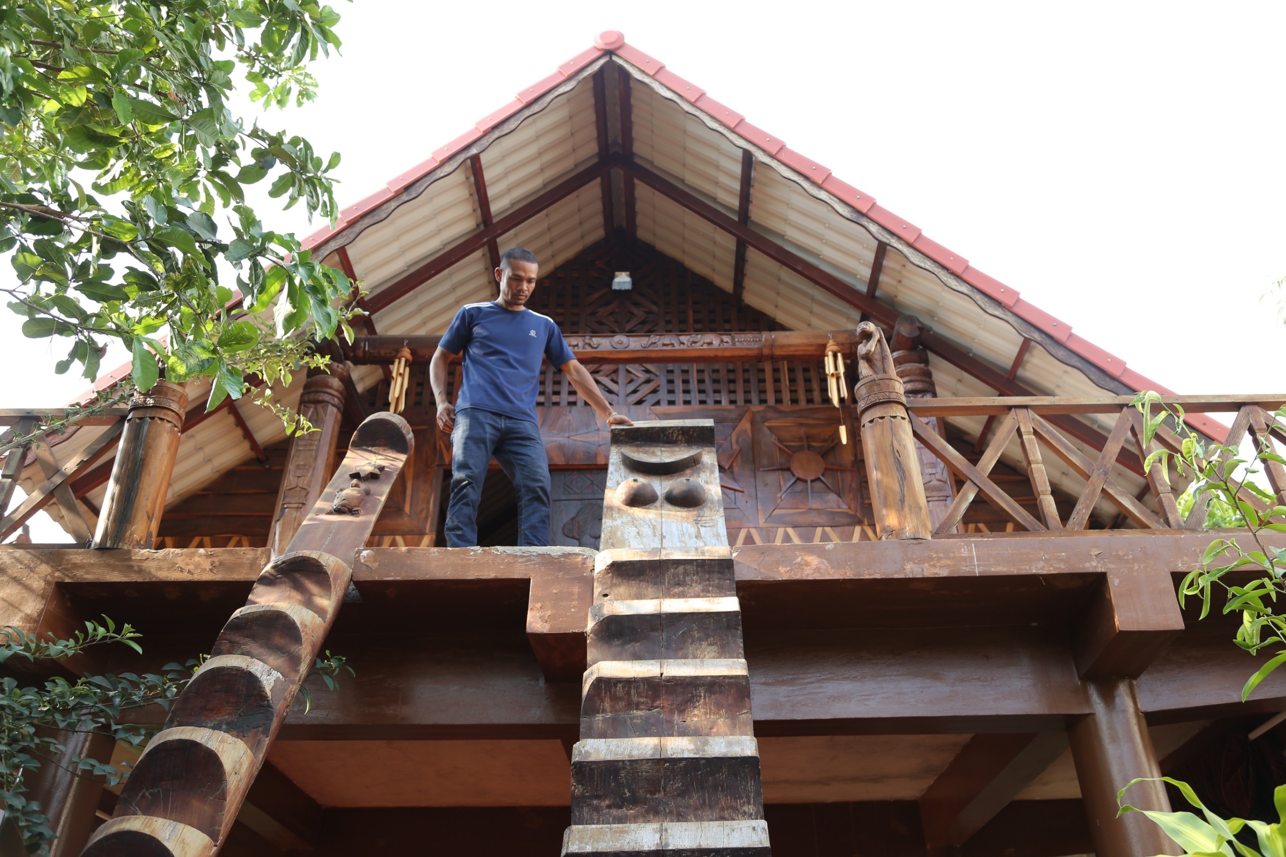 Những tác phẩm được Y Ser trưng bày tại nhà (Ảnh: Văn Trực).