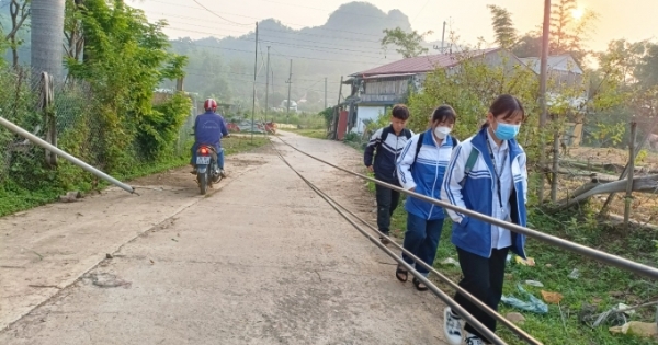 Sơn La: Đổ cột dây cáp viễn thông treo lơ lửng giữa đường như “cái bẫy”