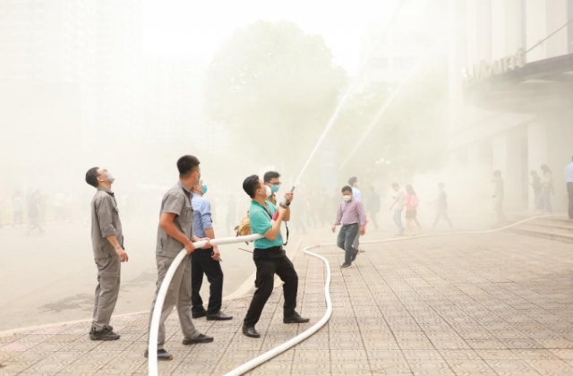Giả định cháy lớn ở tầng hầm, 700 người thực hành thoát nạn khi xảy ra hỏa hoạn