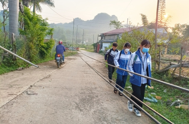 Sơn La: Đổ cột dây cáp viễn thông treo lơ lửng giữa đường như “cái bẫy”