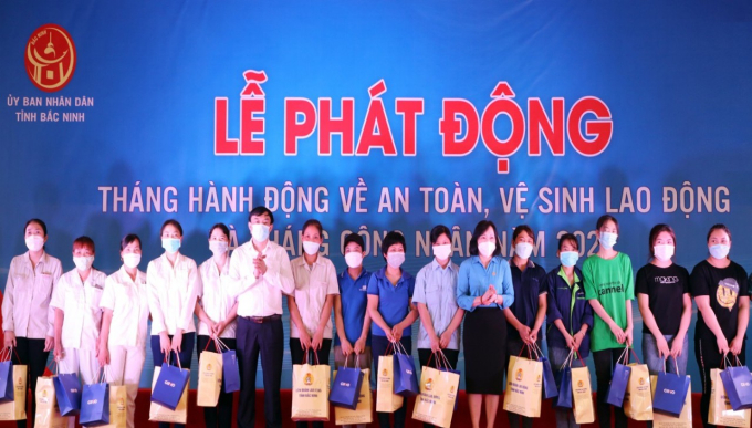 Chủ tịch Ủy ban MTTQ tỉnh Nguyễn Đình Lợi và Chủ tịch Liên đoàn Lao động tỉnh Nguyễn Thị Vân Hà trao quà cho các công nhân có hoàn cảnh khó khăn.