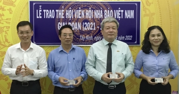 Tây Ninh: Trao thẻ hội viên Hội Nhà báo giai đoạn 2021-2026