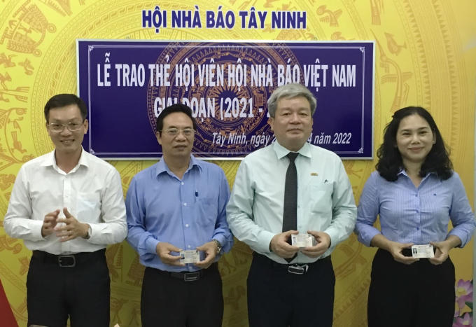 &Ocirc;ng Nguyễn Quang Thắng - Ph&oacute; Trưởng Ban Tuy&ecirc;n gi&aacute;o Tỉnh ủy trao thẻ hội vi&ecirc;n Hội Nh&agrave; b&aacute;o Việt Nam giai đoạn (2022-2026) cho Ban Thường vụ Hội Nh&agrave; b&aacute;o tỉnh.