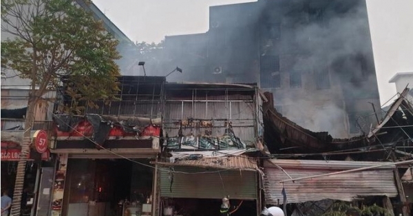 Lửa bốc cháy lúc rạng sáng tại cửa hàng xăm lốp