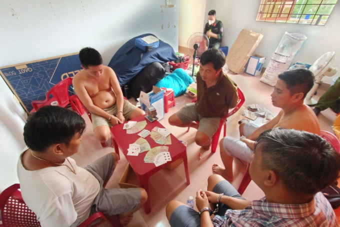 Các đối tượng bị bắt giữ cùng tang vật.