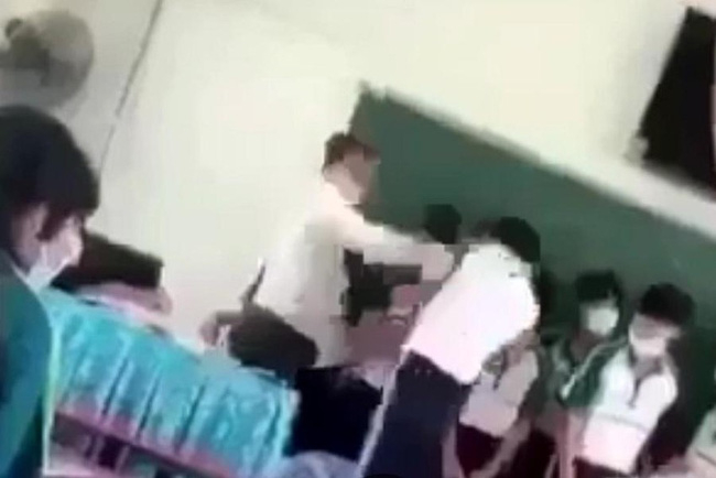 Hình ảnh thầy giáo tát em học sinh. Ảnh: Cắt từ Clip.