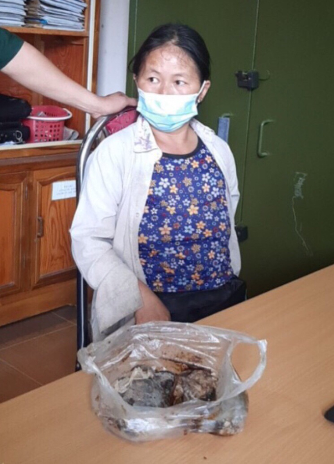 Đối tượng Vàng Thị Đâu và tang vật. (Ảnh: Hà Khánh)