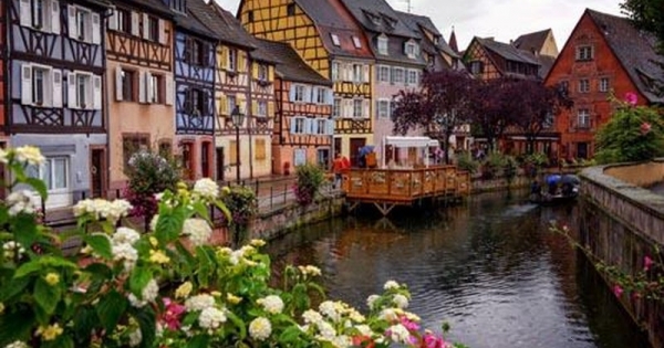 Làng cổ đẹp như tranh bên bờ sông Lauch nước Pháp