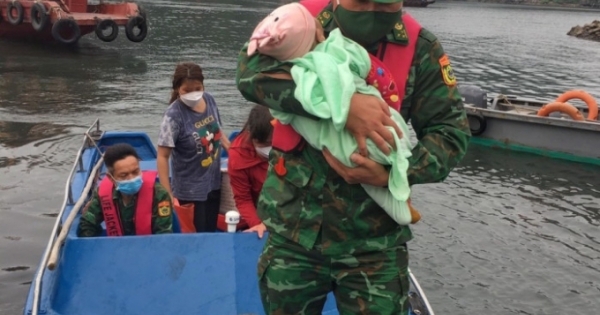 Quảng Ninh: Cứu nạn thành công bé gái 1 tuổi rơi xuống biển