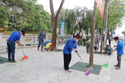 Các lực lượng tham gia thực hiện công trình phố đi bộ Sơn Tây. Ảnh: Cổng TTĐT Thị xã Sơn Tây