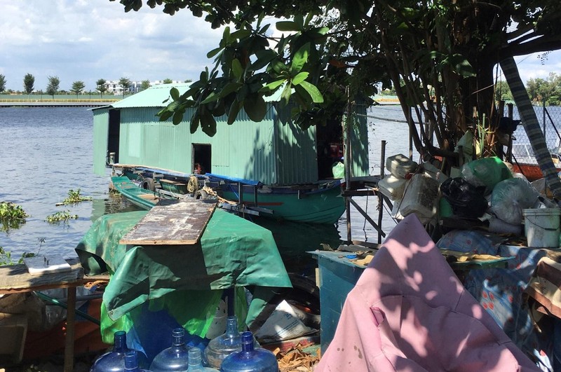 Con thuyền nhỏ, nơi gia đình ông Thi sinh sống.