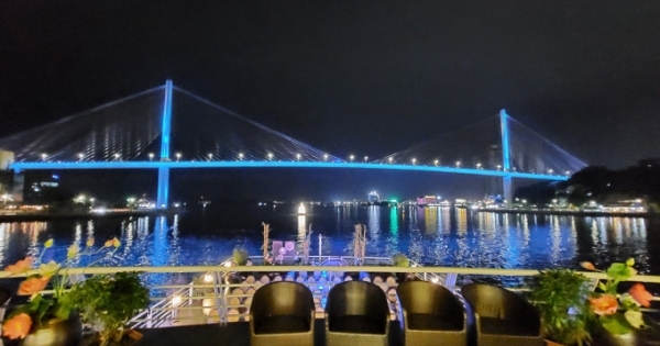 Khám phá phố Đêm du thuyền Hạ Long