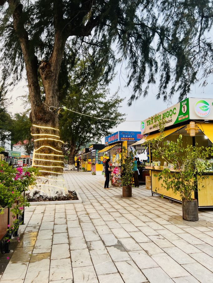 Các Ki-ốt phục vụ khách du lịch tại phố đi bộ.