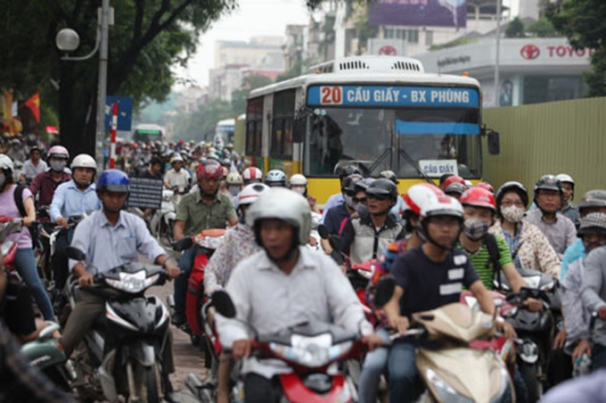 từ chiều ngày 29 và sáng ngày 30/4, theo phản ánh của các phương tiện thông tin đại chúng, tại các tuyến đường cửa ngõ thủ đô Hà Nội và thành phố Hồ Chí Minh xảy ra tình trạng ùn tắc giao thông nghiêm trọng kéo dài.