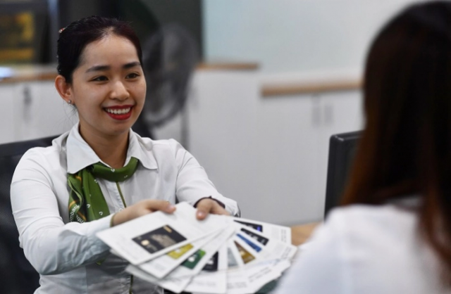 Bộ Tài chính nói gì về tình trạng ngân hàng bắt tay với doanh nghiệp “ép” khách hàng mua bảo hiểm?