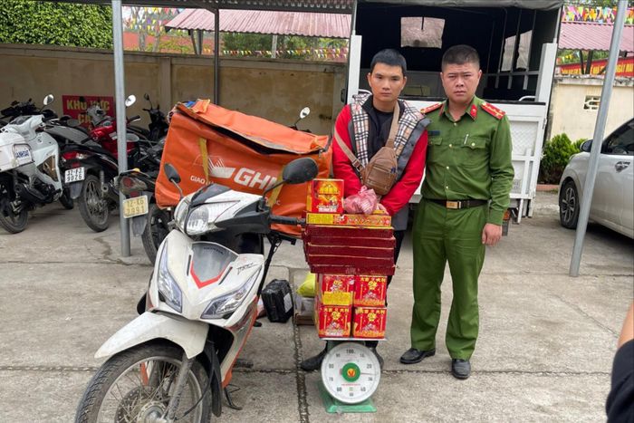 Đối tượng Nông Quang Chung cùng tang vật.