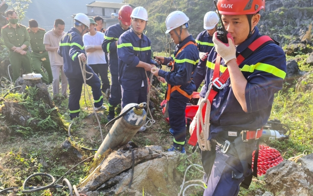 Video: Hồi hộp cứu thành công nạn nhân rơi xuống hố sâu hơn 50m sau cú lùi xe
