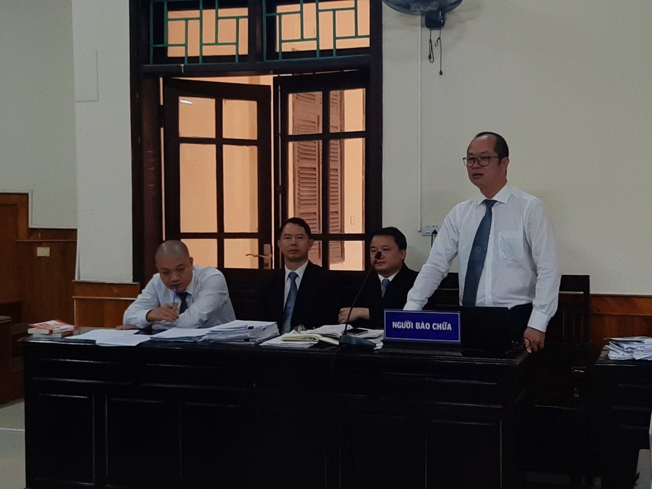 Các luật sư tại phiên toà.