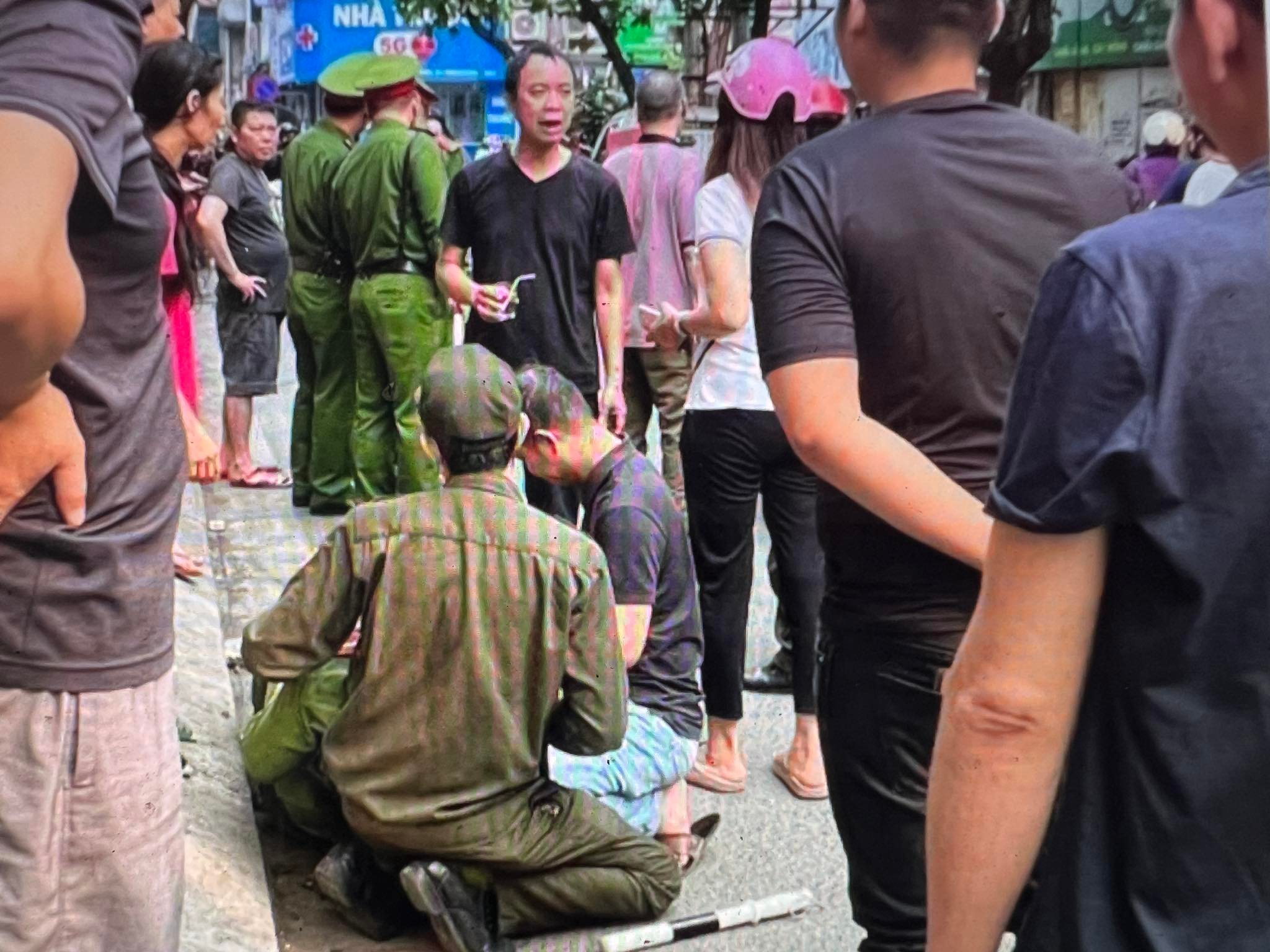 Truy t&igrave;m l&aacute;i xe hất c&ocirc;ng an l&ecirc;n n&oacute;c capo khi bị xử l&yacute; đi v&agrave;o đường cấm