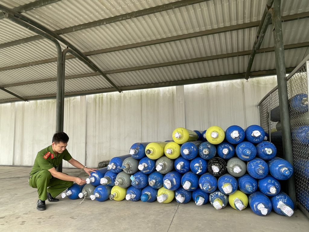 2070865_cong_an_tx_dong_trieu_kiem_tra_tang_vat_12585805