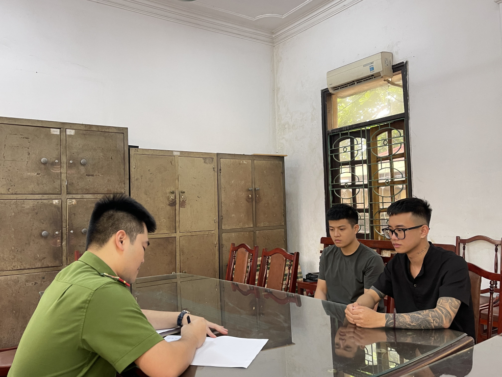 2070867_cong_an_tx_dong_trieu_lam_viec_voi_cac_doi_tuong_13013805