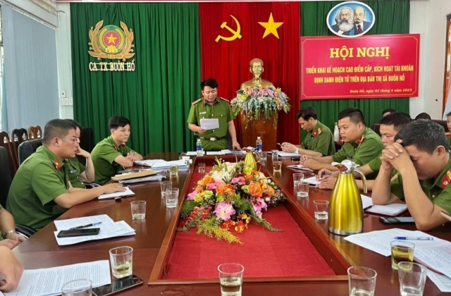Công an thị xã Buôn Hồ Triển khai cao điểm cấp, kích hoạt tài khoản Định danh điện tử