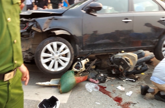 Ô tô gây tai nạn liên hoàn, nhiều người bị thương nằm la liệt trên đường