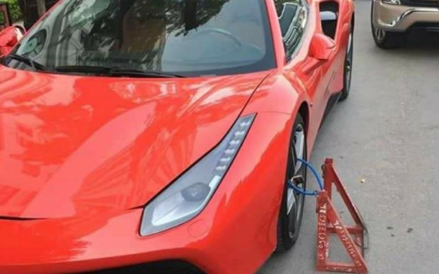 Kh&oacute;a b&aacute;nh xe đỗ sai quy định trong khu chung cư c&oacute; đ&uacute;ng quy định của ph&aacute;p luật?