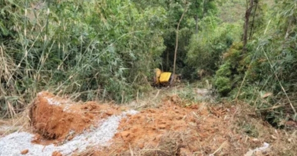 Kon Tum: Xe tải lao xuống vực hơn 50m, tài xế may mắn thoát nạn
