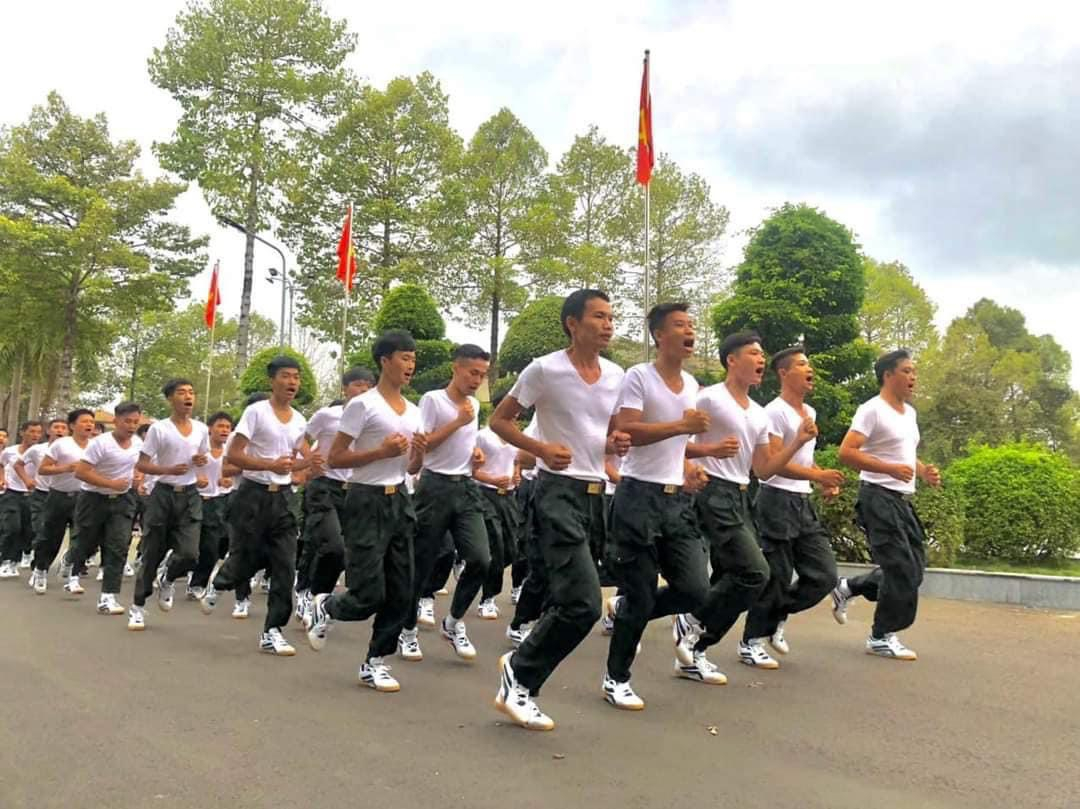 Đội hình chạy Olympic tham gia Lễ phát động hưởng ứng cuộc vận động “Toàn dân rèn luyện theo gương Bác Hồ vĩ đại” năm 2023 tại Công an tỉnh.