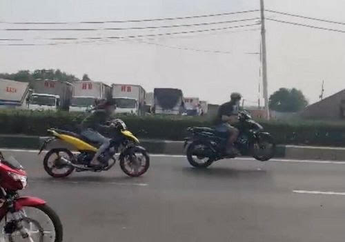 Các đối tượng đua xe, bốc đầu trên đường Mỹ Phước - Tân Vạn. (Ảnh cắt từ clip)