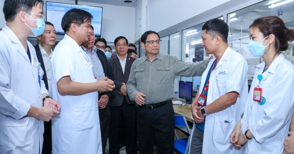 Thủ tướng kiểm tra đột xuất nhiều bệnh viện tuyến cuối, chỉ đạo nhiều vấn đề cấp bách