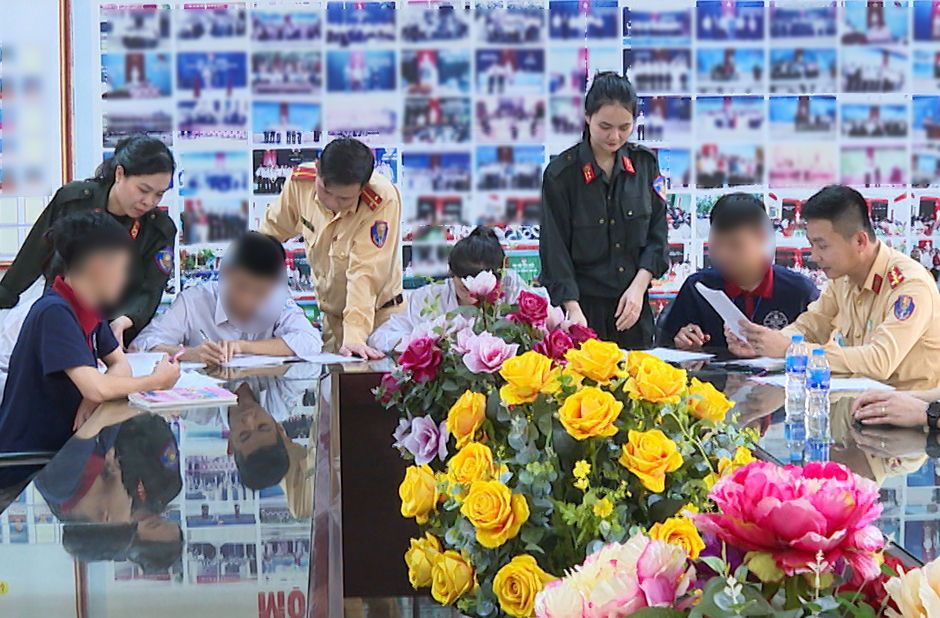 Phòng Cảnh sát cơ động làm việc với gia đình và các trường hợp vi phạm. (Ảnh: CATH)