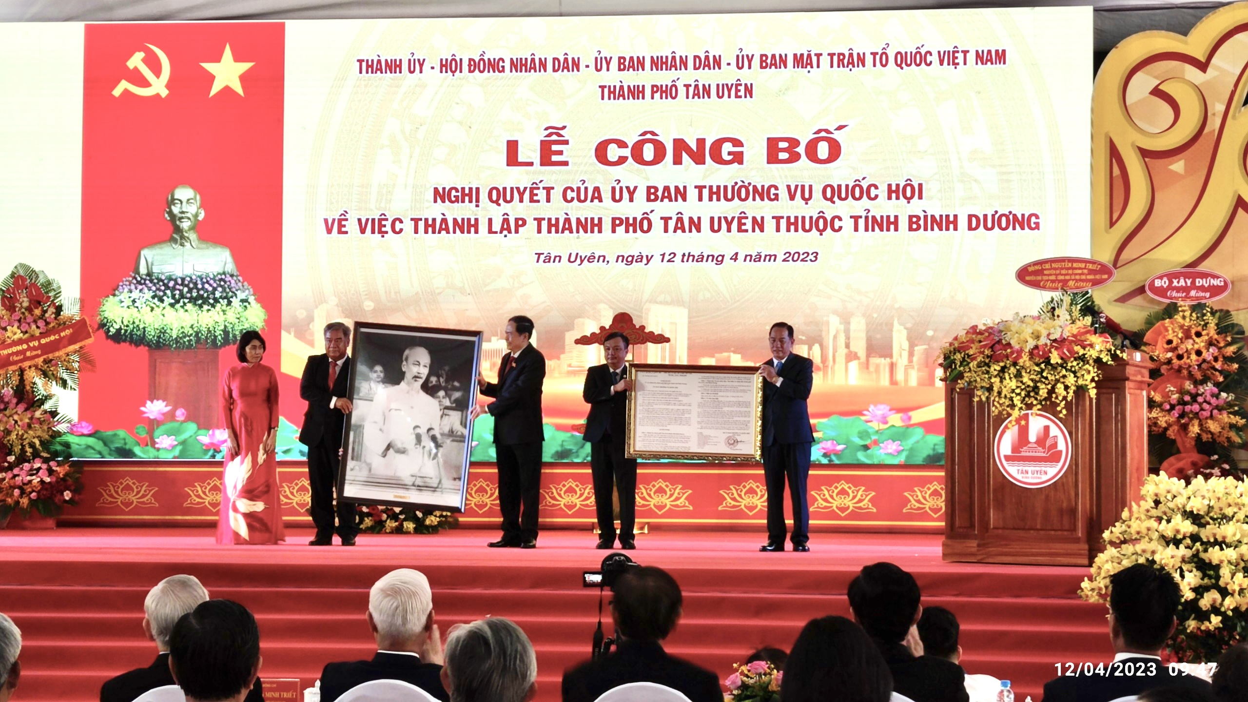 Lễ c&ocirc;ng bố Nghị quyết của Ủy ban Thường vụ Quốc hội về việc th&agrave;nh lập th&agrave;nh phố T&acirc;n Uy&ecirc;n thuộc tỉnh B&igrave;nh Dương.