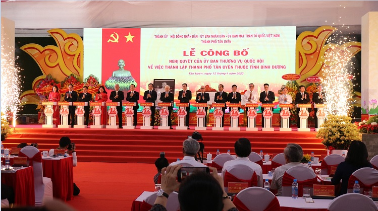 C&aacute;c đại biểu tham gia nghi thức ch&uacute;c mừng Th&agrave;nh phố T&acirc;n Uy&ecirc;n.