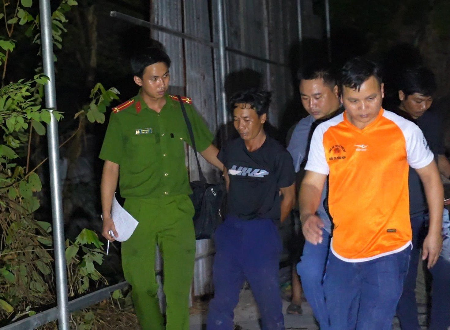 Đối tượng Nguyễn Minh Toàn (áo đen) thời điểm bị bắt giữ